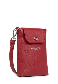 Borsa a tracolla in pelle rossa con texture, con pattina, accessori in argento e logo "Lancaster Paris" impresso sul fronte. Include tracolla regolabile.