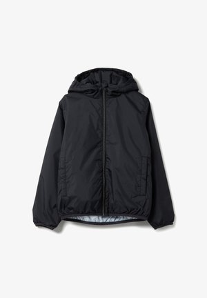 Veste noire légère avec capuche, dotée d'une fermeture éclair frontale et de poignets élastiques. Texture lisse avec poches latérales et doublure intérieure contrastante.