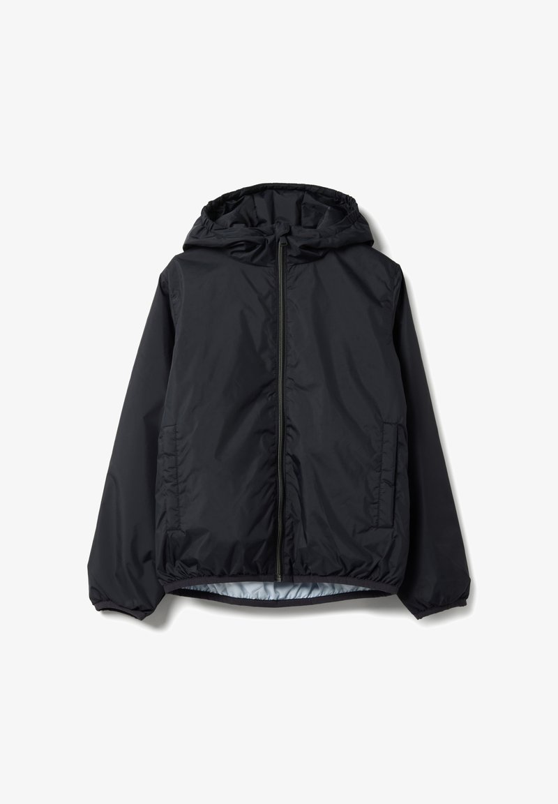 Zwarte lichtgewicht jas met capuchon, voorzien van een ritssluiting aan de voorkant en elastische manchetten. Gladde textuur met zijzakken en een contrasterende binnenvoering.