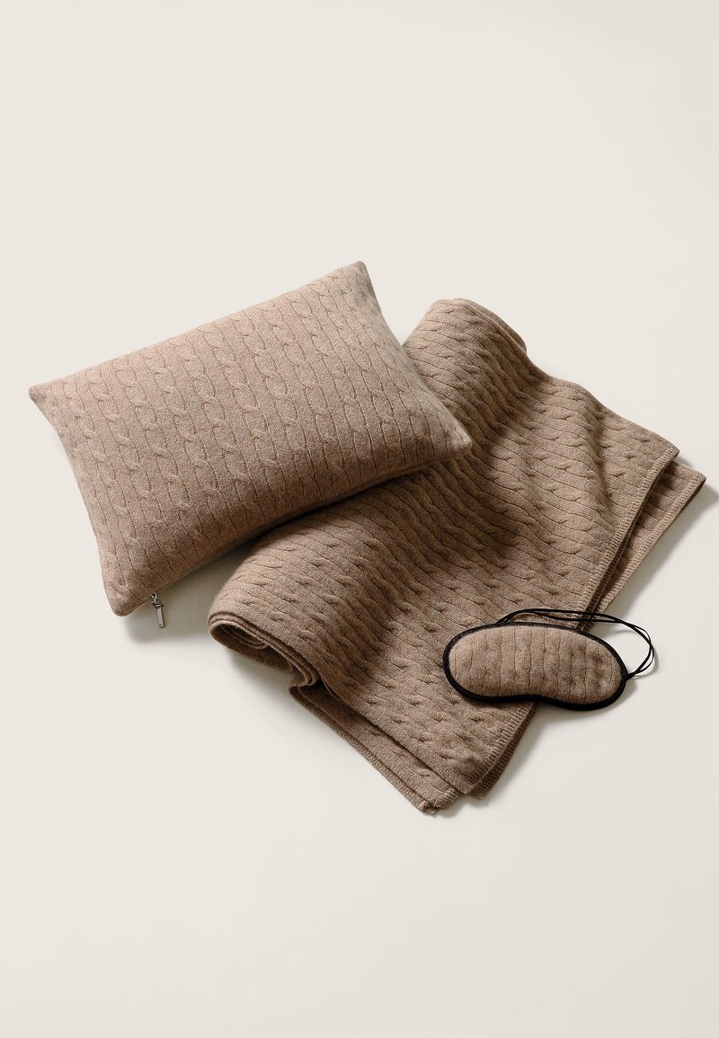 Ralph Lauren - ICONIC CABLE CASHMERE TRAVEL GIFT SET - Throw - natural, Enlarge
