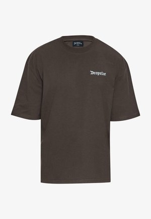 Braunes Baumwoll-T-Shirt mit kurzen Ärmeln, lockerer Passform und weißem Text "Dropsize" auf der linken Brustseite. Klassisches Rundhals-Design.