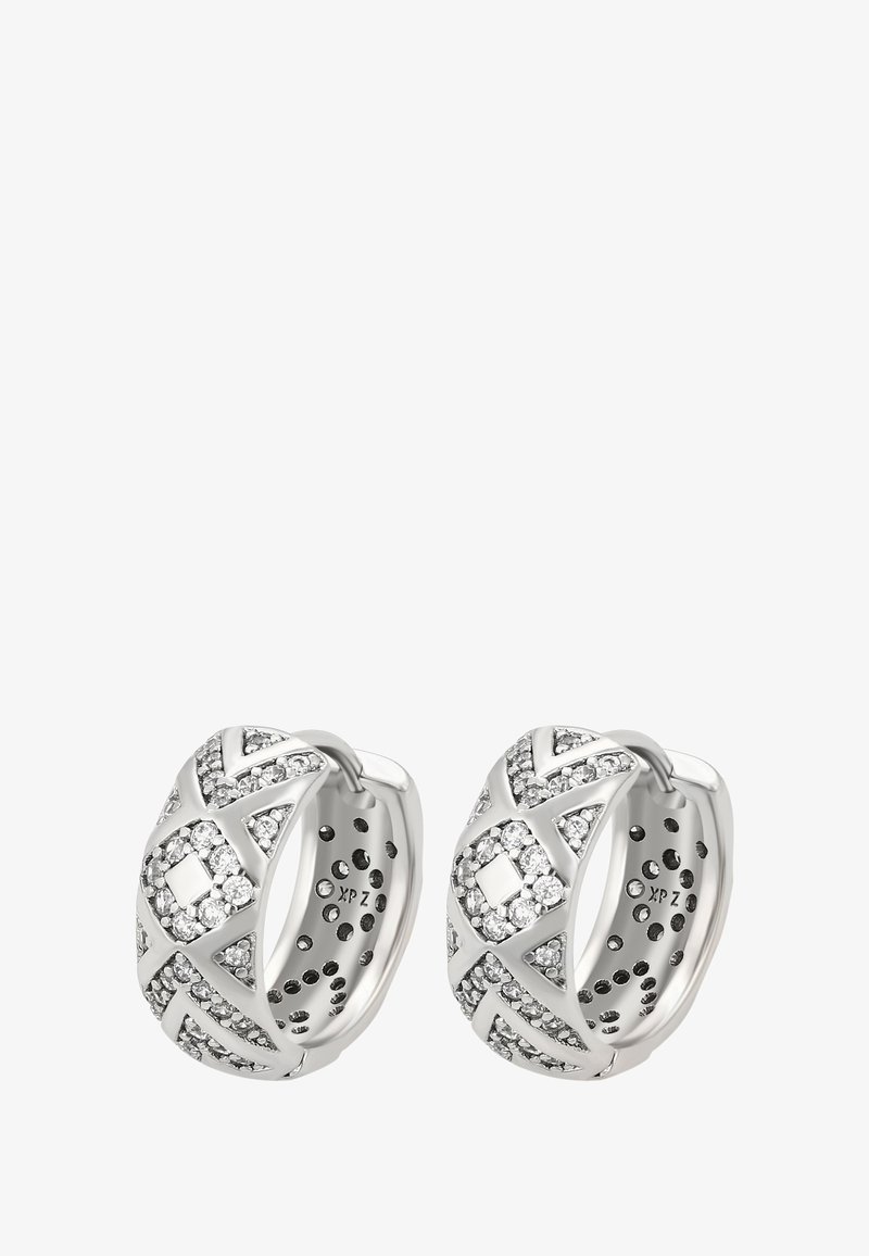 Sølvøreringe med diamant- og trekantede mønstre besat med små klare krystaller, der har perforerede indersider.