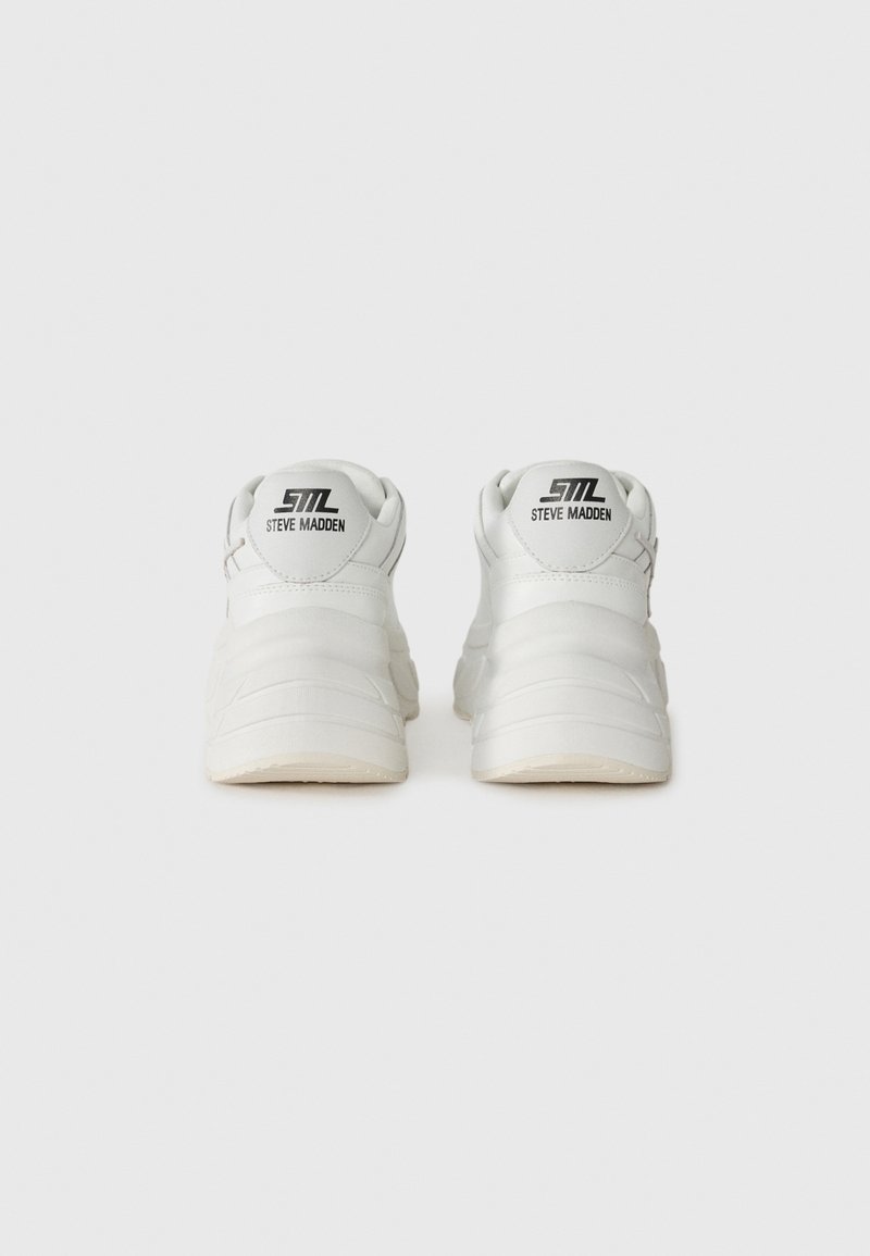 Weiße Sneaker mit strukturiertem Design, dicker Sohle, Logo an der Ferse und glattem Lederstoff.