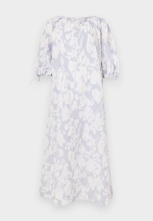 Világoskék virágmintás ruha puha anyagból, puffos ujjakkal, ráncolt nyakkivágással és húzózsinóros díszítéssel.