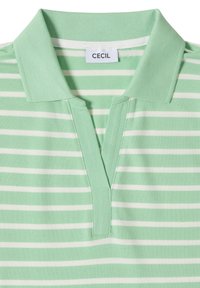 Polo rayé horizontal vert clair et blanc avec col ouvert et étiquette "CECIL" à l’intérieur de l’encolure.