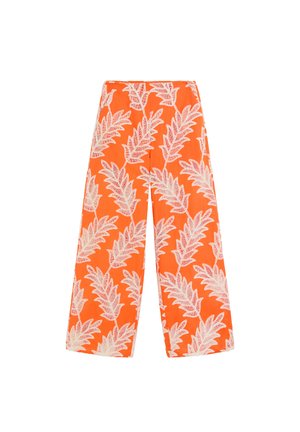 Pantalones de pierna ancha en color naranja con grandes patrones de hojas tropicales blancas, cintura alta y corte a la altura del tobillo.