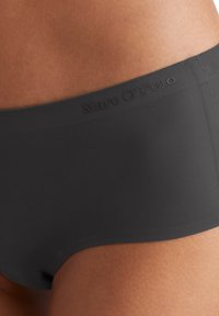 Schwarze Baumwollslips mit glatter Textur. Mit geprägt-logo am Bund und nahtlosem Design für einen minimalistischen Look.