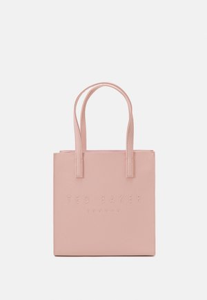 Sac cabas rectangulaire rose clair avec doubles anses et logo "Ted Baker London" embossé à l'avant, sur un fond uni.