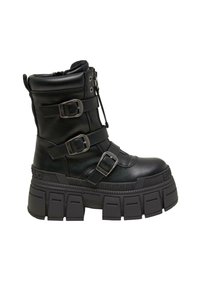 Czarne platformowe buty wojskowe z trzema srebrnymi sprzączkami, grubą segmentowaną podeszwą i wyściółką wokół kostki.