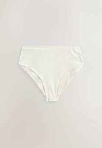 Hvide bomuldsbikini-trusser med en glat overflade, medium høj talje og elastisk liv. Ingen synlige mønstre eller metaldele.