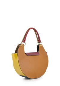 Leren handtas met een ronde vorm, in bruin, geel en bordeauxkleuren, voorzien van gouden hardware en contrasterende stiksels.