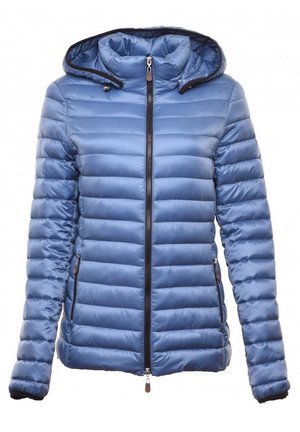 Cazadora acolchada azul claro con capucha, cremallera completa en el frente y bolsillos laterales con cremallera, diseñada para el clima frío.