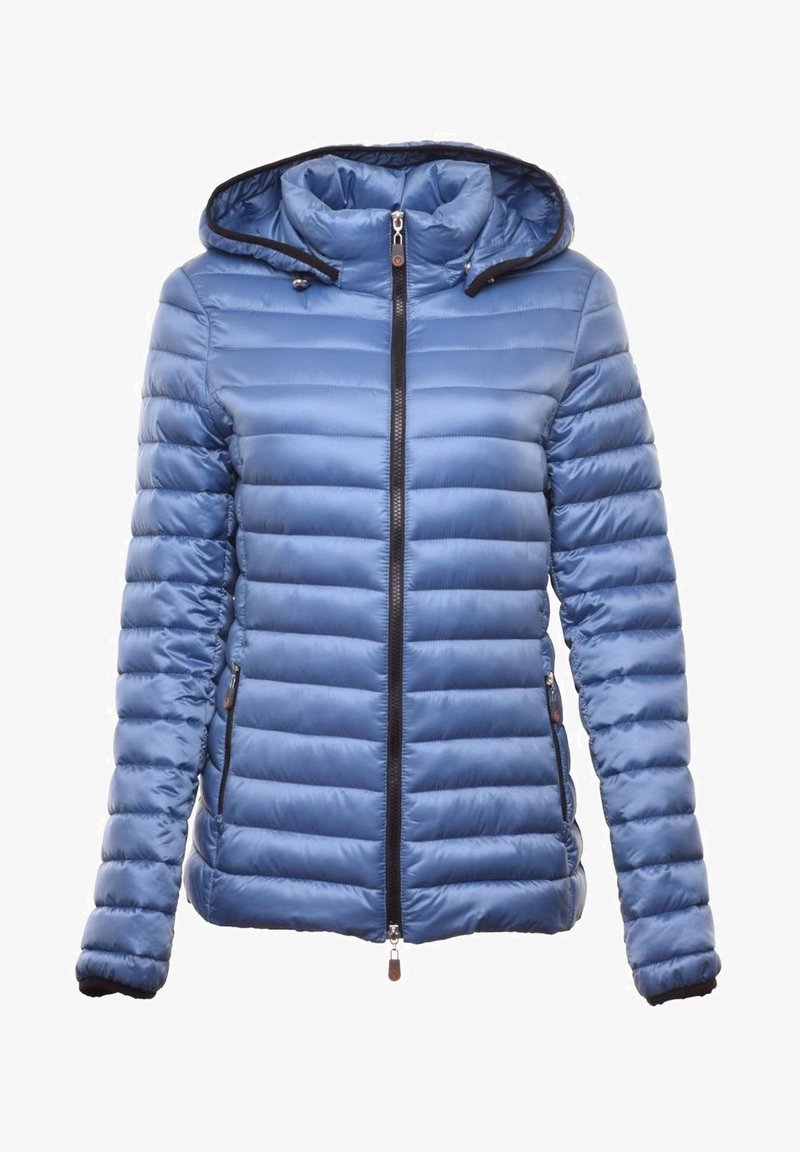 Veste matelassée bleu clair avec capuche, fermeture éclair complète à l'avant et poches latérales zippées, conçue pour temps froid.