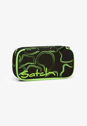 Astuccio nero con motivi e dettagli verdi lime che si avvolgono. Presenta una chiusura con zip e la parola "Satch" in grassetto verde.
