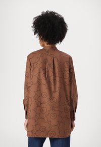 Marimekko ROHKEA PIIRTO UNIKKO SHIRT - Pogājama blūze - dark brown/black