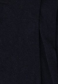 Marineblaue strukturierte Strickware mit vertikalen Streifen und gerippten Details entlang der Kanten. Geeignet für Pullover oder Cardigans.