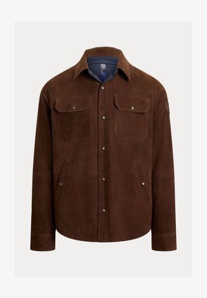 Ruda zomšinė striukė su apykakle, dviem krūtinės kišenėmis, šoniniais kišenėmis ir metaliniais mygtukais. Turi lygų paviršių ir švarų dizainą.