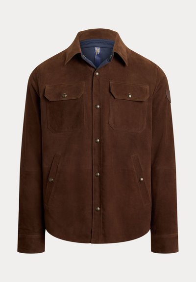 Καφέ σατινέ μπουφάν με γιακά, δύο τσέπες στο στήθος, τσέπες στα πλάγια και μεταλλικά κουμπιά. Διαθέτει λεία υφή και καθαρό σχεδιασμό.