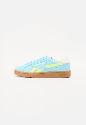 CLUB C GROUNDS UK - Sneaker low - digital blue/solar acid yellow/gum