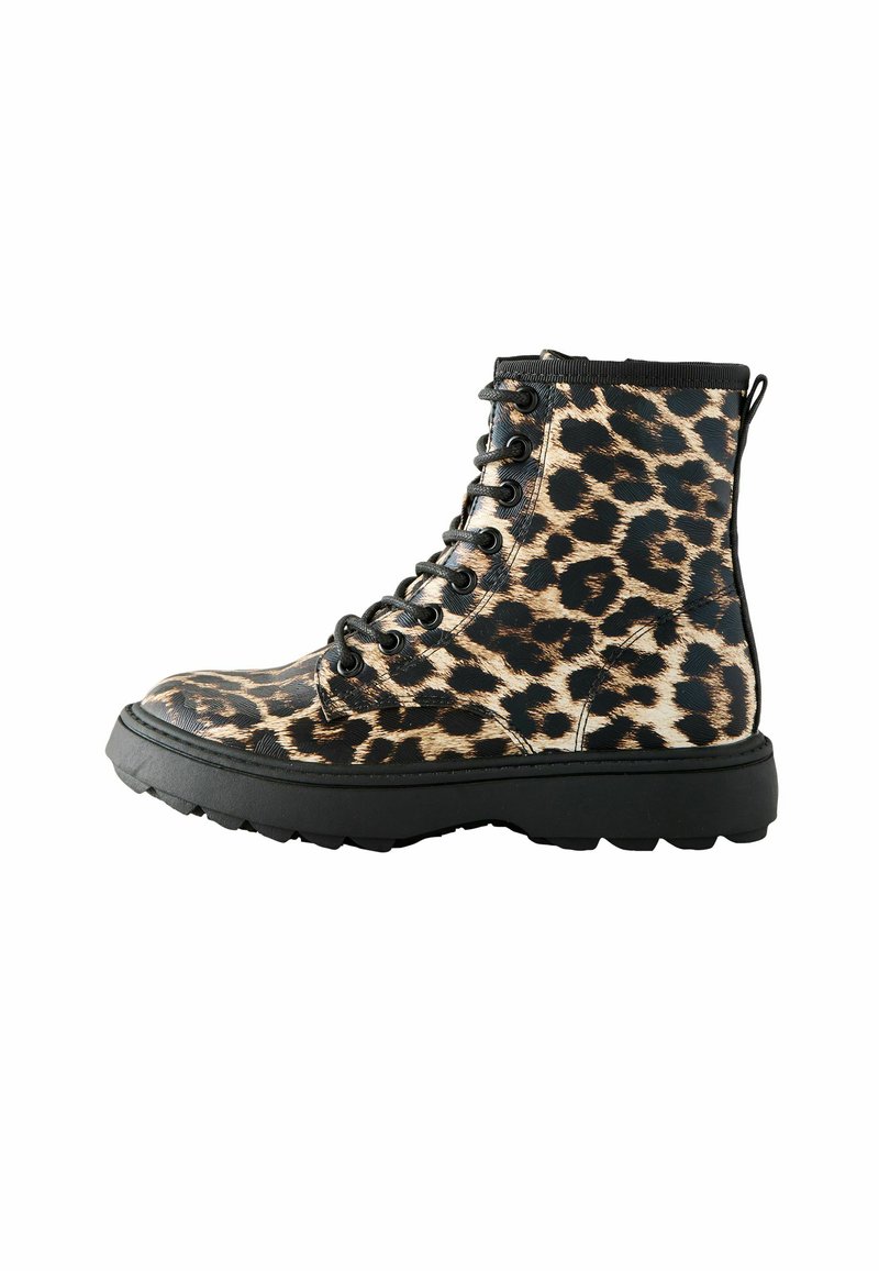 Pigmenterede ankelstøvler i leopardprint med en sort gummisål, snørebåndsdesign, struktureret overflade og en hælflap for nem påtagning.