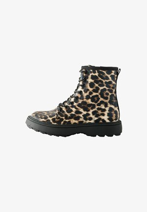 Next, REGULAR FIT - Členkové šnurovacie čižmy - leopard print