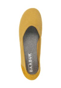 Žlutý filcový pantofel s kulatou špičkou, šedou textilní podšívkou a logem na vnitřní straně. Obsahuje kruhový akcent poblíž paty.