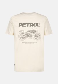 Cremefarvet bomulds T-shirt med et grå grafisk print af en motorcykel og teksten "PETROL" på ryggen. Korte ærmer og rund hals.