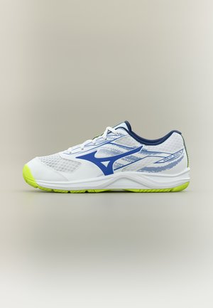 Zapatilla deportiva blanca con logo y detalles azules, puntera y suela en amarillo neón, diseño bajo y parte superior de malla para mayor transpirabilidad.