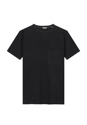 Tricou negru cu mânecă scurtă, confecționat dintr-un material moale, cu guler rotund și un buzunar pe pieptul stâng. Design simplu, fără modele sau accente.
