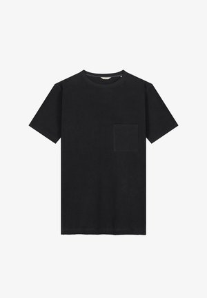 Czarny t-shirt z krótkim rękawem, wykonany z miękkiego materiału, z okrągłym dekoltem i kieszenią po lewej stronie na piersi. Prosty fason, bez wzorów i akcentów.