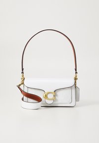 Witte leren schoudertas met een sluiting van gouddkleurig metaal en een bruine leren schouderriem. Beschikt over een geperst patroon en een slank rechthoekig ontwerp.