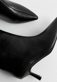 New Look LEATHER LOOK KITTEN HEEL KNEE HIGH - Botas - black