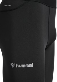 Schwarze Sportleggings aus einem glatten, dehnbaren Stoff. Zu den Merkmalen gehören flache Nähte und ein silbernes "hummel"-Logo mit einem Bienen-Icon.