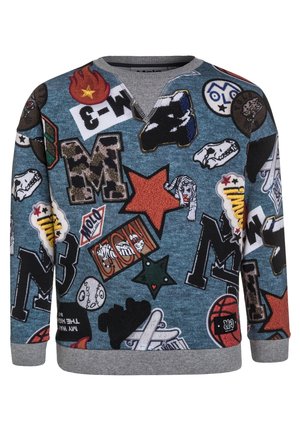 Blå sweatshirt med grå ærmekanter, dekoreret med patches, herunder bogstaver, stjerner, en basketball, kranier, tiger, skateboard og flammedesigns.