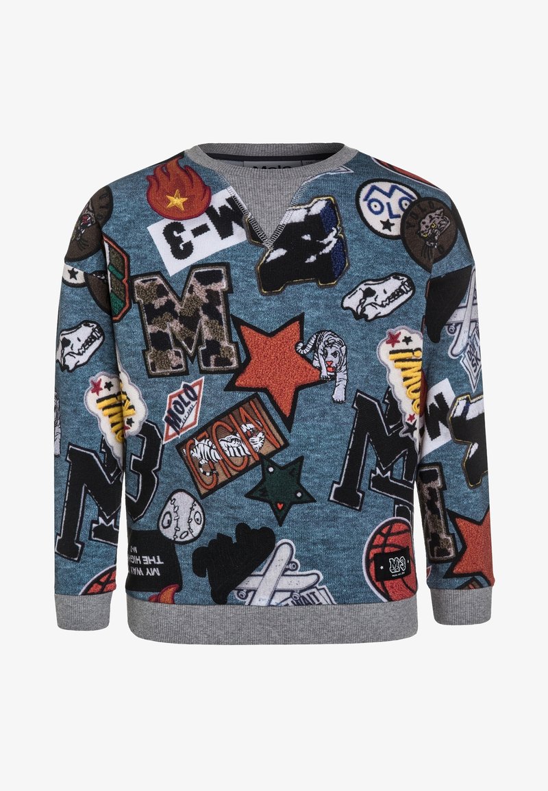 Sweat-shirt bleu avec des poignets gris, décoré de patchs comprenant des lettres, des étoiles, un ballon de basket, des crânes, un tigre, un skateboard et des motifs de flammes.