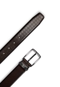 Brauner Leder Gürtel mit strukturiertem Muster, Metallverschluss und Branding in der Nähe des Verschlusses; verfügt über fünf Löcher zur Größenanpassung.