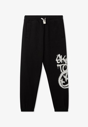 Czarne dresy bawełniane z elastycznym pasem i sznurkiem. Posiadają boczne kieszenie oraz biały graffitowy nadruk na prawej nodze.