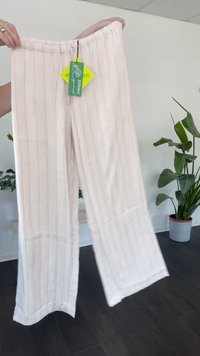 Lichte, loszittende broek van zachte stof met roze en witte verticale strepen. Voorzien van een elastische tailleband en een aangehecht label.
