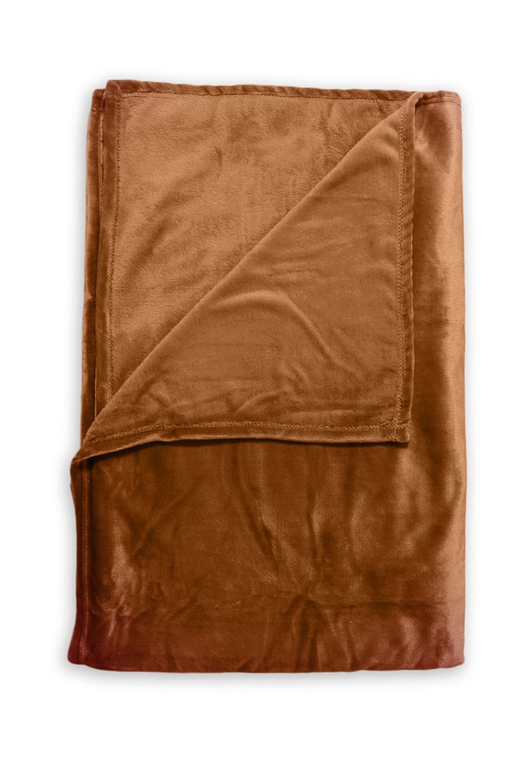 Zachte, gevouwen burnt orange fleecedeken met een omgevouwen hoek, die de pluizige textuur en gestikte randen toont op een witte achtergrond.