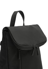 Črn nahrbtnik z zavihkom, z zip zapiranjem in teksturirano tkanino. Ima zgornjo ročico in gladke zadrge.