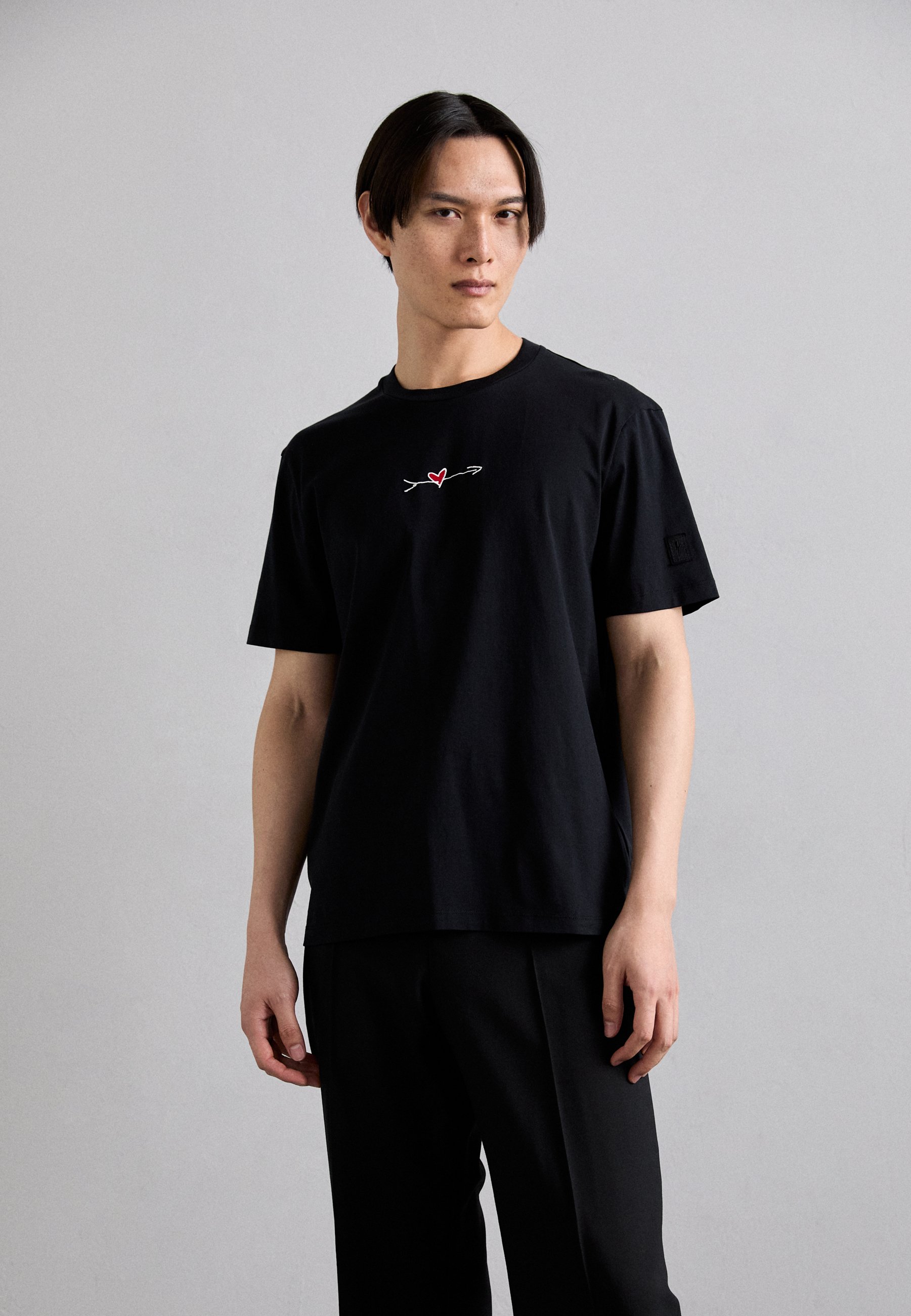 NEIL BARRETT｜ (Slim Cupid T-Shirt (MY70198A Y525 495N)) Neil Barrett SLIM CUPID - T-shirt con stampa - black/nero