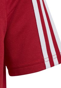 Rote Sportjersey-Ärmel aus strukturiertem Stoff, mit drei vertikalen weißen Streifen und verstärktem Nähten am Saum.
