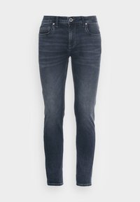 Donkerblauwe denim jeans met een slim fit, vijf zakken en een knoopsluiting. Heeft vervaagde delen en subtiele branding op de tailleband.