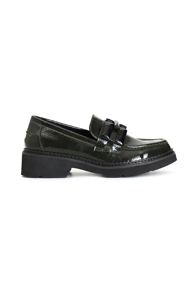 Mocasines de charol verde oscuro con puntera redonda, suela plana negra y adornos de hebilla decorativos en la parte delantera.