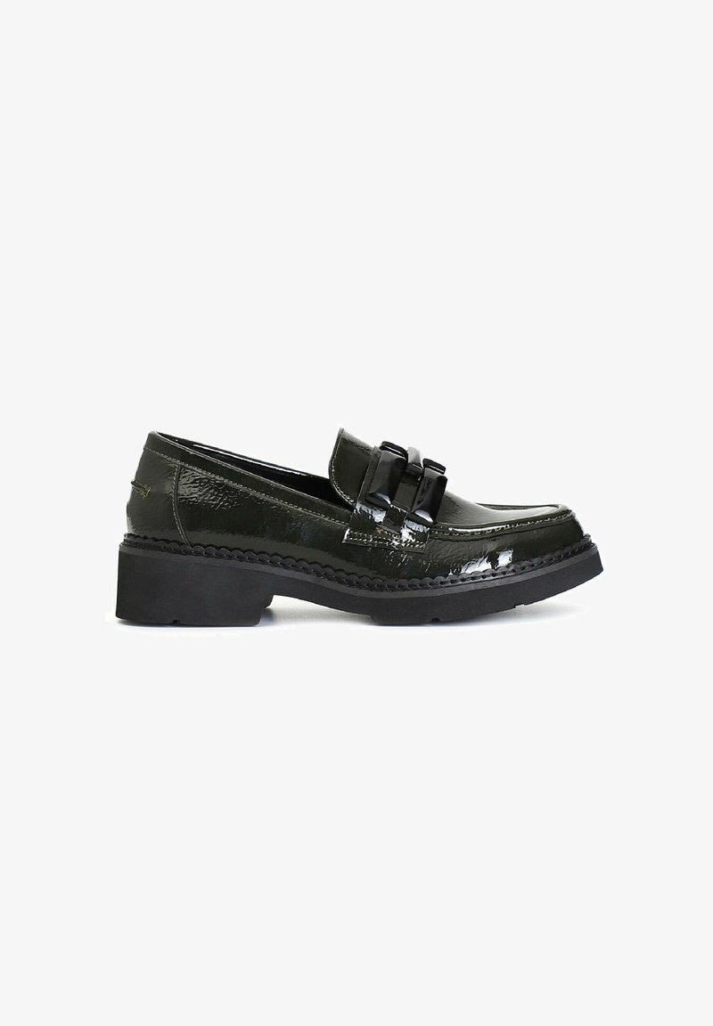 Mocasines de charol verde oscuro con puntera redonda, suela plana negra y adornos de hebilla decorativos en la parte delantera.
