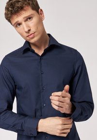 ROY ROBSON SLIM FIT MIT LEICHTER STRUKTUR - Zakelijk overhemd - dunkelblau