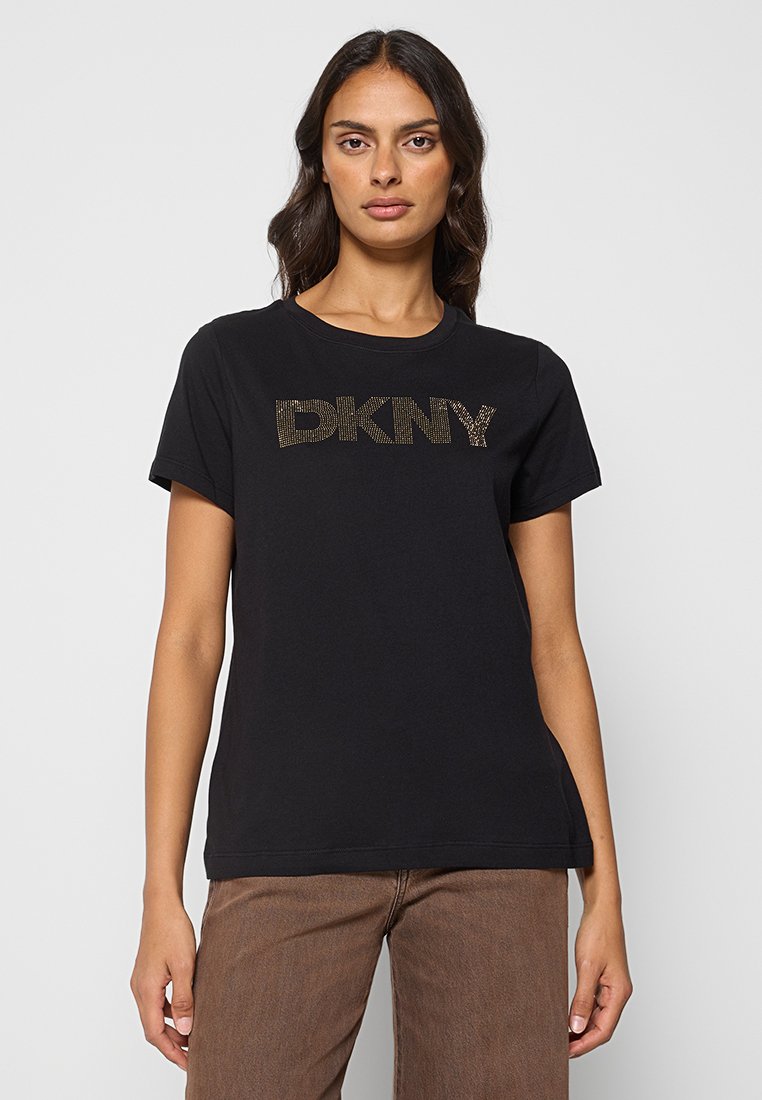 Czarna bawełniana koszulka z okrągłym dekoltem i krótkimi rękawami, z logo DKNY w złotym kolorze zdobionym kryształami na piersi.