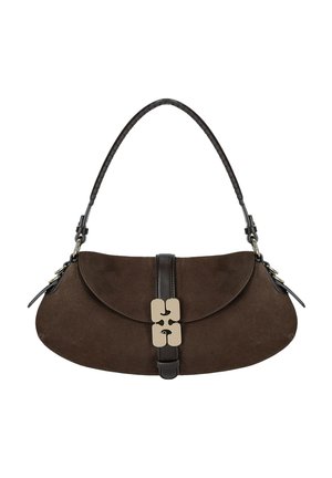 Borsa a tracolla in camoscio marrone scuro con patta curva, tracolla in pelle nera e chiusura decorativa dorata al centro.