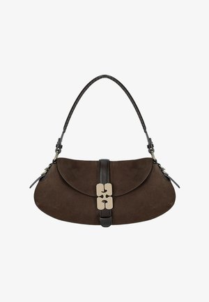 Borsa a tracolla in camoscio marrone scuro con patta curva, tracolla in pelle nera e chiusura decorativa dorata al centro.