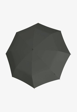 Dunkelgrüner Regenschirm mit einem achteckigen Dach, glatter Stofftextur und einem zentralen Knopf zum Öffnen und Schließen. Keine sichtbaren Muster oder Akzente.